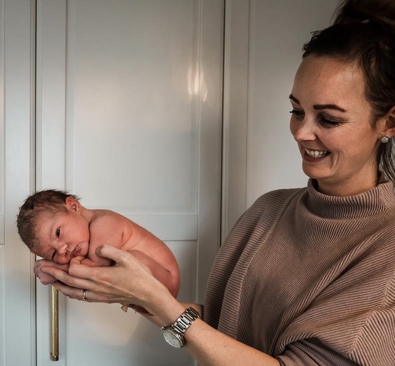 baby geboren thuisbevalling trots EVAA verloskundige